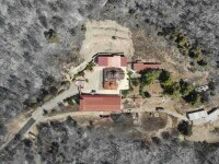 A ars totul în jurul mănăstirii Sf. Ilie din Grecia, dar pompierii au salvat-o. Imagini din dronă