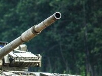 Tanc abandonat pe un câmp din Rusia de ceceni care au plecat să se roage și nu s-au mai întors să îl ia