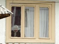 Femeie la fereastră