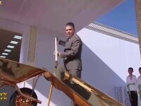 Președintele care a inaugurat un șantier folosind o lopată și o roabă din aur