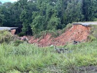 Doi oameni au murit și mai mulți sunt în stare gravă, după ce o parte dintr-o autostradă s-a prăbușit FOTO