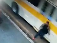 VIDEO Momentul în care un tânăr este lovit în plin și târât de un autobuz. A supraviețuit miraculos