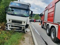 FOTO Accident între un TIR și două mașini, în Vâlcea. O persoană a murit