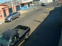 Un șofer a căzut din propria mașină, în Brazilia. Momentul a fost filmat