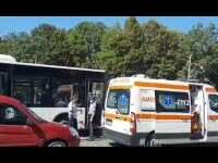 Accident provocat de un autobuz în Bistrița. 2 persoane au ajuns la spital după ce șoferul s-a izbit de două mașini parcate