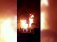 O locuință din Dâmbovița a fost cuprinsă de flăcări în miez de noapte. Focul ar fi pornit de la petarde aruncate în curte