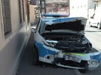 O mașină de poliție aflată în misiune a fost implicată într-un accident, în Oradea. Un ofițer s-a ales cu dosar penal