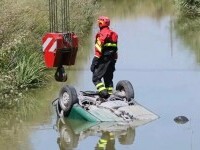 O româncă a murit într-un accident din Italia, după ce nu și-a mai putut desface centura și s-a înecat
