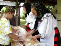 Maramureșenii plecați afară și-au adus copii în țară să învețe de la gospodine cum se făcea odinioară pâinea
