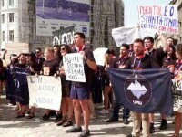 Studenții au protestat la Timișoara, nemulţumiţi de noua Lege a Educației. Motivul pentru care un tânăr s-a costumat în mumie