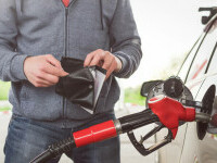 Aprecierea dolarului va duce la scumpirea carburanților din România