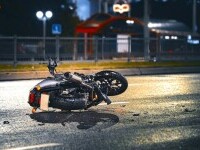 Accident cumplit în Prahova. Un motociclist a rămas fără un picior după ce a intrat într-un TIR