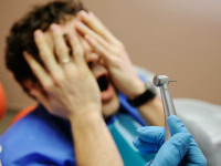 Românii se feresc de planurile de economisire la fel de mult ca de vizita la dentist. Ce adoră, în schimb, să facă