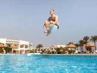 Tânăr în comă profundă după ce a sărit în piscină. „Multe astfel de cazuri sunt fatale”