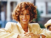 Whitney Houston ar fi împlinit 60 de ani pe 9 august 2023. Viața artistei care a murit accidental la 48 de ani. GALERIE FOTO