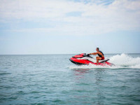 Accident grav în Eforie Nord. Doi tineri care se aflau pe o saltea gonflabilă au fost spulberaţi de un jetski