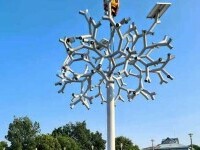 Primul arbore „inteligent”, montat în Focșani. Folosește lumina solară