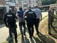 Un individ care amenința că se aruncă în gol împreună cu fiica lui de patru ani, imobilizat de polițiști