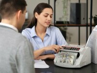 Legea care pune capăt „cămătăriei” IFN-urilor a fost promulgată. Ce dobânzi vor plăti românii cu împrumuturi