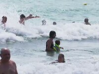 Un fenomen periculos ia amploare pe litoral. Turiștii nu mai țin cont de steagul roșu: „Am venit la mare să stau pe șezlong?”