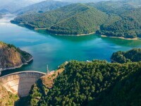 A început exercițiul de deversare controlată a apei din lacul Vidraru. Mesaj Ro-Alert pentru localnici și turiști