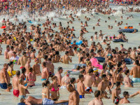 Vremea la munte și la mare, până la minivacanța de Sfânta Maria. Caniculă și ploi în prima parte a lunii