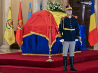Funeraliile lui Ion Iliescu. Sicriul a fost depus pe catafalc în Sala Unirii de la Palatul Cotroceni. FOTO