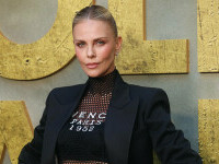 Charlize Theron împlinește 50 de ani. A visat să fie balerină, dar a cucerit Hollywoodul. Imagini de colecție | GALERIE FOTO