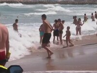Valuri de peste doi metri pe litoral. Salvamarii avertizează pericol turiștilor care nu respectă regulile