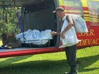 Brânză evacuată cu elicopterul Black Hawk de la stânele izolate din zona Broșteni