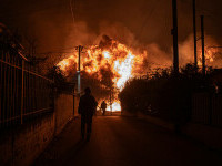 Mai multe incendii au izbucnit în zone turistice populare din Grecia, foarte căutate și de români