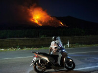 Un puternic incendiu de vegetaţie a provocat închiderea traseului către Muntele Vezuviu de lângă Napoli