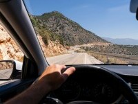 Grecia introduce amenzi de 8.000 euro și permis suspendat patru ani pentru vitezomani. Ce pățesc șoferii prinși la telefon