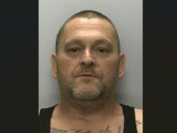 Un bărbat a locuit timp de doi ani cu cadavrul fostei sale partenere acoperit cu o pătură într-o sufragerie din UK