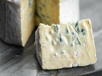 Mai multe tipuri de brânzeturi cu mucegai au fost retrase în Franța, după ce doi oameni au murit și alții au ajuns la spital