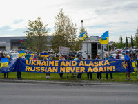 Locuitorii din Alaska îl întâmpină pe Putin cu steaguri ucrainene și proteste: Un criminal de război se plimbă pe aici