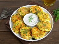 Chiftele de dovlecei – rețeta grecească originală, simplă și delicioasă. Cum se prepară și cum se mănâncă kolokithokeftedes