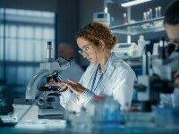 Metodă revoluționară în medicină. Inteligența artificială ar putea depista cancerul laringian prin simpla analiză a vocii