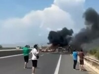 Trei oameni au murit arși și doi au fost grav răniți pe o autostradă din Grecia, pe drumul spre Thassos