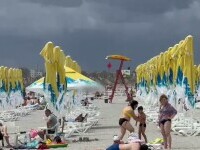 Jandarmii încearcă să-i oprească pe turiști să nu își pună viața în pericol în valurile periculoase. Patru decese în weekend