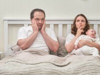 mama tata si bebelus in pat