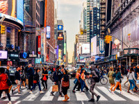 Oameni pe stradă în America