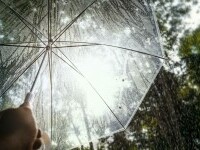 Cod galben de ploi și vijelii în trei zone din România. Prognoza pentru București. HARTĂ