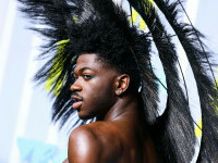 Lil Nas X, arestat după o altercație cu poliția. Se plimba în chiloți pe stradă și și-a pus un con rutier pe cap | VIDEO