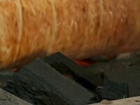 Secretul kürtőskalács, colacilor ungurești, dezvăluit în Cluj-Napoca. Pofticioși s-au înghesuit la Zilele Culturale Maghiare