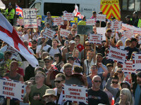 Reacția guvernului britanic la amplele manifestații anti-azil din fața hotelurilor unde sunt cazați migranții