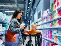 O femeie a fost îngrozită când a privit fotografia unui copil făcută la raionul de oglinzi din magazin. Detaliul înfricoșător