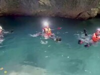 Peștera cu apă turcoaz care atrage numeroși turiști. „Nu se mai face asta nicăieri în România”