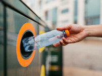 Cât câștigă românii care strâng PET-uri din tomberoane. “Sunt bani care îi ajută să-și plătească chiria sau mâncarea”