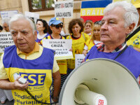 Noi proteste ale sindicaliștilor în fața Ministerului Educaţiei. Se strigă: „Demisia” / „Clasă aglomerată, şcoală sufocată”